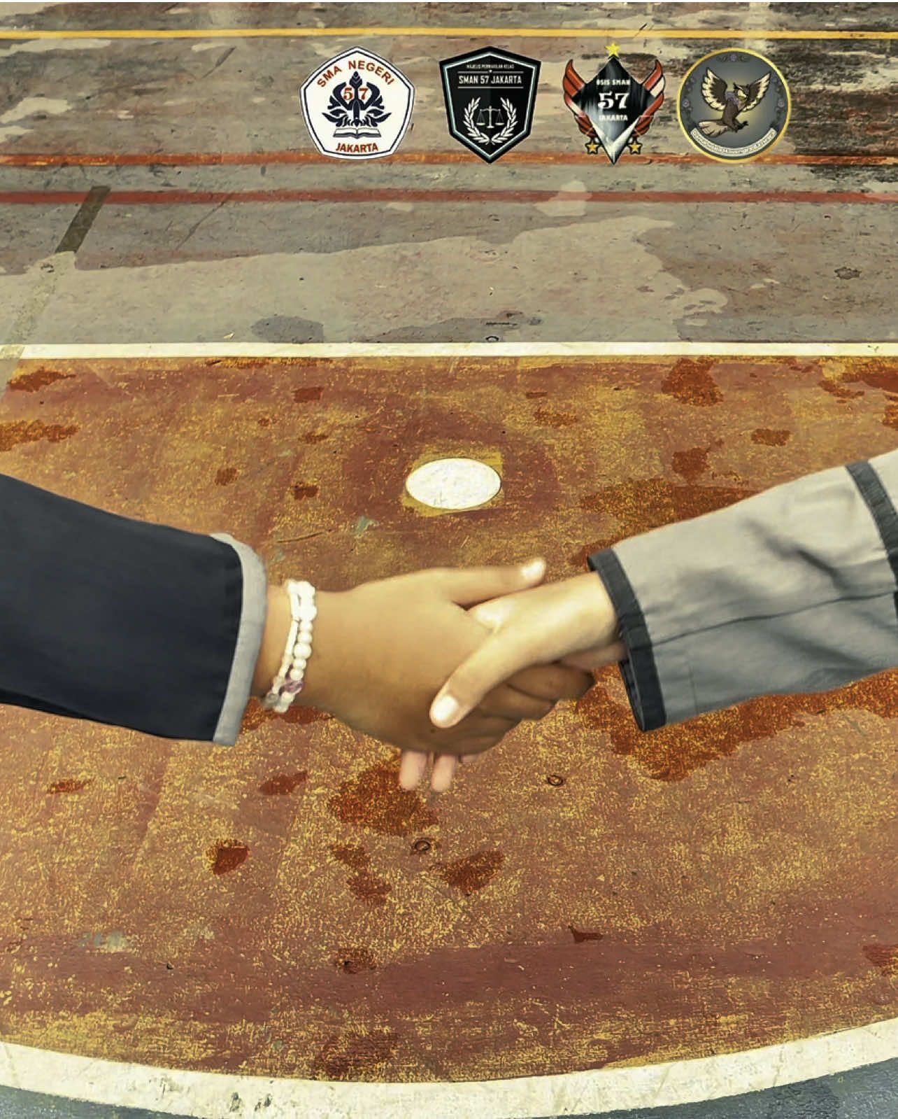 📸✨ 𝐒𝐚𝐭𝐮 𝐏𝐞𝐫𝐢𝐨𝐝𝐞, 𝐒𝐞𝐣𝐮𝐭𝐚 𝐊𝐞𝐧𝐚𝐧𝐠𝐚𝐧 Satu tahun bukan hanya tentang rapat, proposal, dan agenda kegiatan. Ini tentang canda yang muncul di tengah letih, tentang air mata yang jatuh diam-diam saat semuanya terasa berat, dan tentang pelukan yang selalu hadir lewat dukungan satu sama lain 🫂🤍 Kami datang sebagai individu, dan pulang sebagai keluarga. Kami tidak sempurna, tapi kami sungguh berusaha. Setiap langkah yang kalian ambil, sekecil apa pun itu, telah mengukir makna dalam sejarah kecil kita ini 🙌🏻✨ 🌱 𝘔𝘗𝘒𝘖𝘚𝘐𝘚 57 𝘣𝘶𝘬𝘢𝘯 𝘩𝘢𝘯𝘺𝘢 𝘰𝘳𝘨𝘢𝘯𝘪𝘴𝘢𝘴𝘪. 𝘐𝘢 𝘢𝘥𝘢𝘭𝘢𝘩 𝘳𝘶𝘢𝘯𝘨 𝘵𝘶𝘮𝘣𝘶𝘩, 𝘳𝘶𝘢𝘯𝘨 𝘣𝘦𝘭𝘢𝘫𝘢𝘳, 𝘥𝘢𝘯 𝘳𝘶𝘢𝘯𝘨 𝘶𝘯𝘵𝘶𝘬 𝘱𝘶𝘭𝘢𝘯𝘨 𝗧𝗲𝗿𝗶𝗺𝗮𝗸𝗮𝘀𝗶𝗵 𝘂𝗻𝘁𝘂𝗸 𝘀𝗮𝘁𝘂 𝘁𝗮𝗵𝘂𝗻 𝘆𝗮𝗻𝗴 𝘁𝗮𝗸 𝗮𝗸𝗮𝗻 𝗽𝗲𝗿𝗻𝗮𝗵 𝗯𝗶𝘀𝗮 𝗱𝗶𝘂𝗹𝗮𝗻𝗴, 𝘁𝗲𝘁𝗮𝗽𝗶 𝗮𝗸𝗮𝗻 𝘀𝗲𝗹𝗮𝗹𝘂 𝗱𝗶𝗸𝗲𝗻𝗮𝗻𝗴 🏡💫 MPKOSIS57 #SatuPeriodeBermakna #Fyp