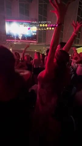 HOLY SHIT @gracie abrams 