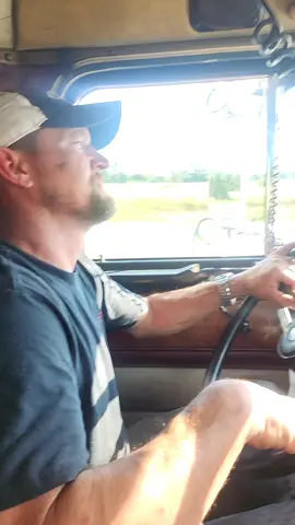 Well we cldnt stretch her out all the way .... no opening in traffic.  He'll get her tonight headed to Jersey!   Shes smooth tho! #peterbilt #342s #longnosepete #379 @AlecHughes 