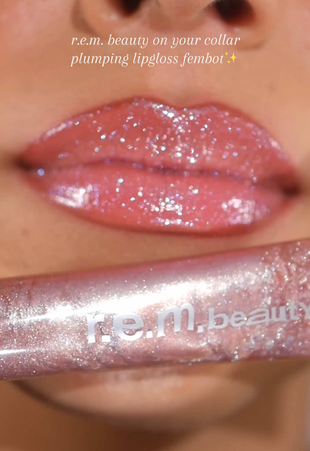 Juicy, sparkly, and seriously plumping!✨🫶🏼 Wearing the @r.e.m. beauty On Your Collar Plumping Lip Gloss in Fembot💫 #rembeauty #fembot #glitterlipgloss