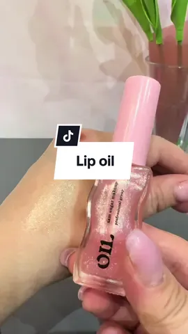 Lip oil morbido e scintillante come piace a me. Disponibile in diverse colorazioni, io ho scelto la n’3 e tu?👇🏻 #lipoil #makeup #makeupalchemist #lipmakeup #tiktokshopitalia 