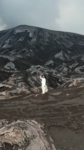Talking to the moon #bromotenggersemeru #bromo #fyp #fypシ゚ #tropicalbromo #fotograferbromo #cinematic #probolinggo #traveltiktok 