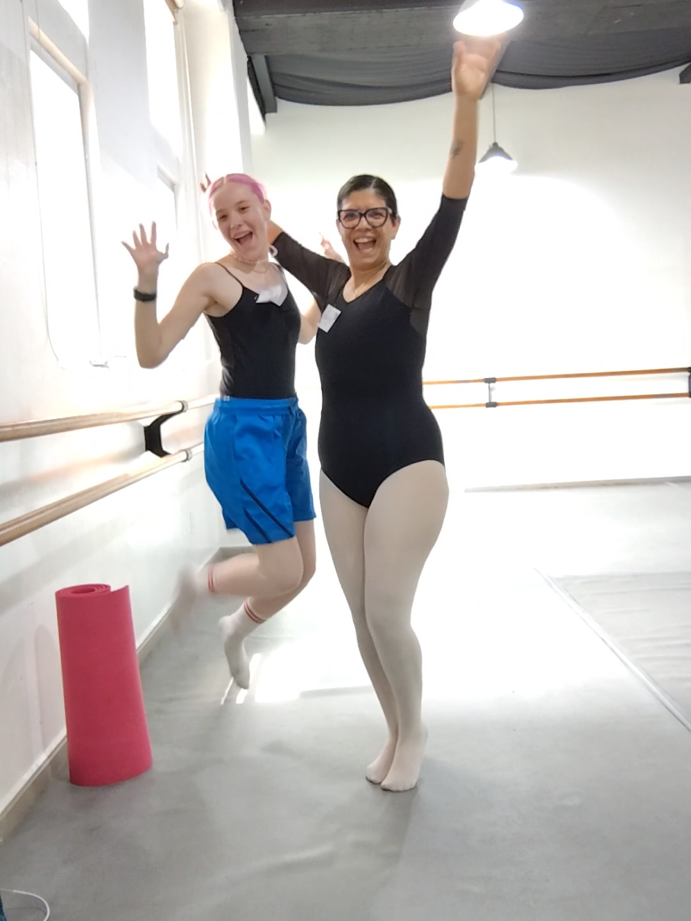 Mi primer summer intensive de ballet, la pasé muy feliz rodeada de mucho cariño, amigas y maestras increíbles de @Auré Hub de arte y movimiento  My first ballet summer intensive, so happy surrounded by love, friends and amazing teachers. #ballet #summerintensive #dance #contemporarydance #stretching #pbt  @Cherry bomb 🍒💣 ❤️❤️❤️
