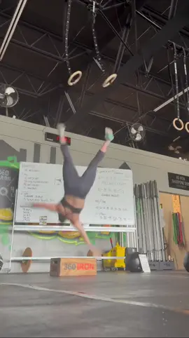 She nailed it. 😅 . Yes she is okay.  . . . #fyp #crossfit #girlswholift #Fitness #athlete 