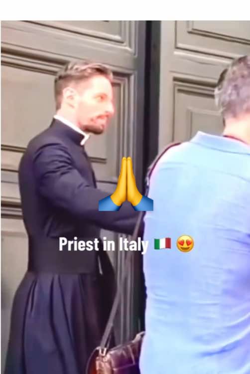 🙏🙏  #italy🇮🇹 #priest #rome 