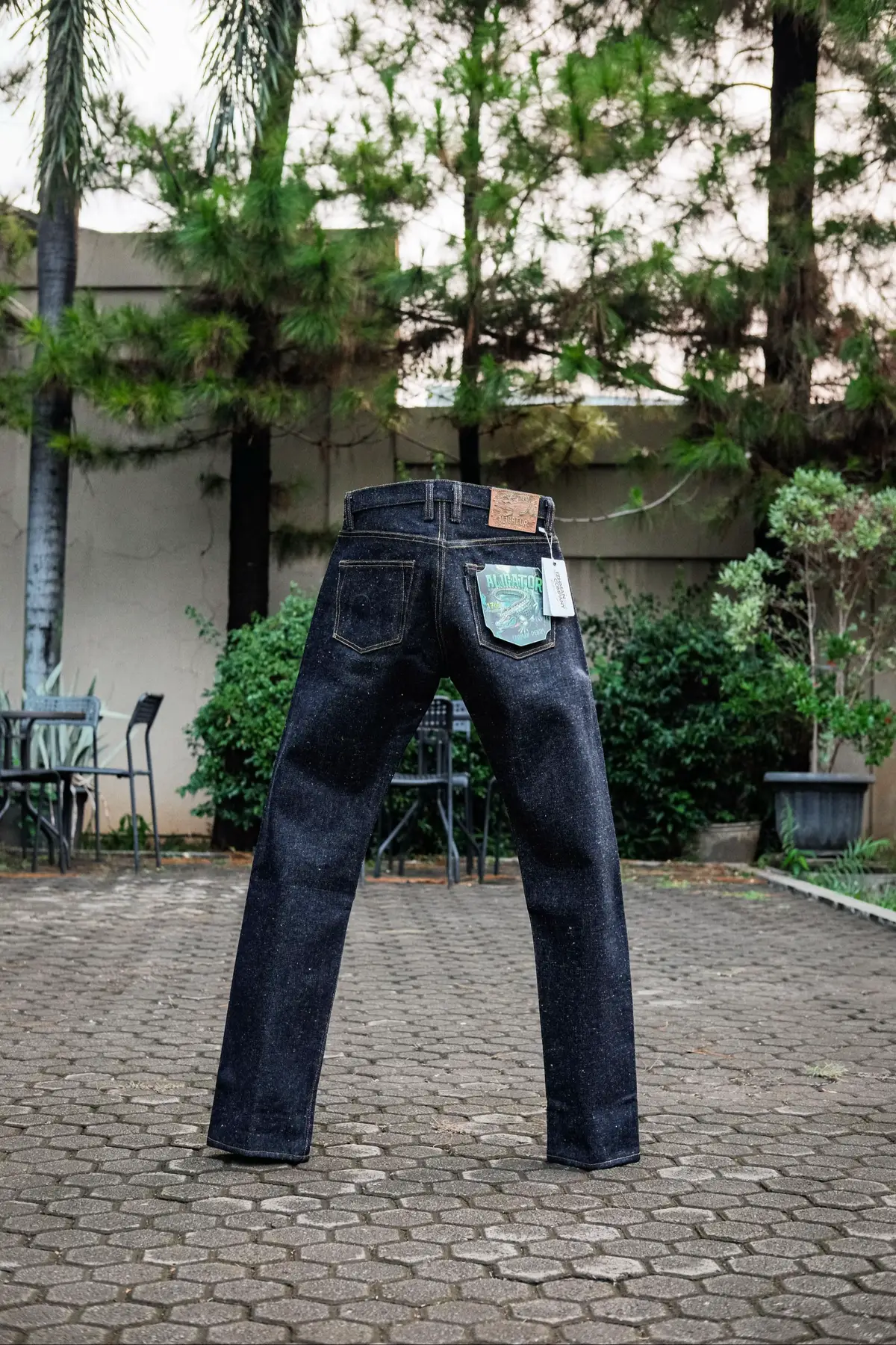 🔥‼️HOT NEWS‼️🔥 Tepat dipertengahan tahun 2025, kembali kami ngerilis lini selvedge denim, Aligator 17oz kami menyebutnya.  Aligator 17oz standing strong , built to last. dengan bobot tebal dan warna Deep IndigoNeppy Texture Hairy Texture , Selvedge denim Aligator hadir dibuat kamu yang suka yang tantangan dan ga setengah-setengah soal gaya. makin sering di pakai makin keren karakternya. #izhmandenimco #17ozdenim #selvedge #denimselvedge.