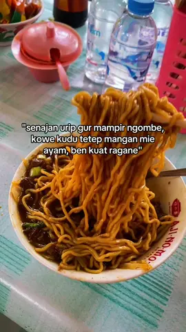 insyaallah nek hatimu sakit lalu kamu makan mie ayam, kamu bakal jadi wong loro ati sing wetenge wareg 🍜🔥💪 #foryoupage #storytime #storywa #fyp #xybca #mieayam #kulipabrik #jowostory #jowopride #dagelanjowo #wanita #ayah #reels 