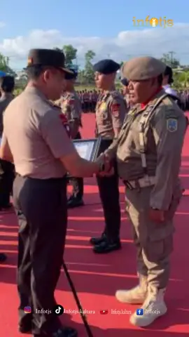 Anggota Satuan Polisi Pamong Praja (Satpol PP) Kalimantan Utara (Kaltara), Ali Rachman menerima penghargaan dari Kepala Kepolisian Daerah (Kapolda) Kaltara, Irjen Pol Hary Sudwijanto. Ali dianggap berperan dalam membantu menggagalkan penyelundupan narkotika jenis sabu seberat 12.375 gram di Pelabuhan Tengkayu I, Tarakan, pada 23 Juli 2025. Penghargaan ini diberikan dalam acara di Markas Komando (Mako) Polda Kaltara, Senin (28/7/2025). Dalam sambutannya, Kapolda Kaltara menyampaikan apresiasi kepada Ali Rachman dan personel lainnya yang terlibat dalam pengungkapan kasus narkoba berskala besar.