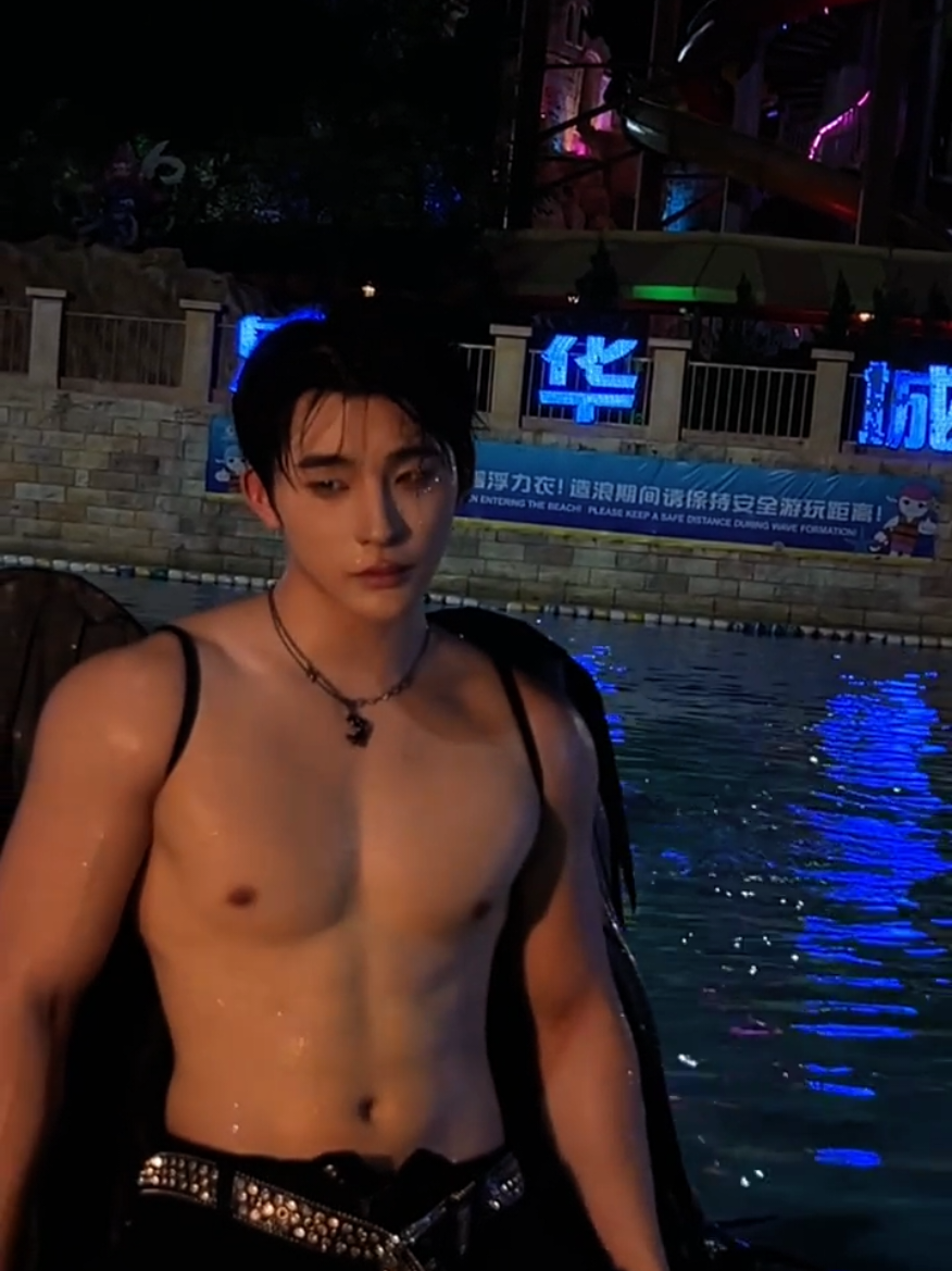 😅 📷 : Dj Yihan 🎡 : Lehua City 88℃ Hot Spring Water Park, China #djyihan #yihan #npc #waterpark #chineseman #chineseboy #handsome #crush #china 