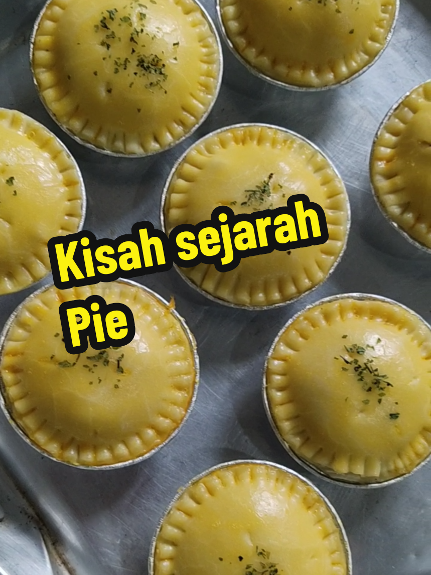 *Asal Usul Chicken Pie* 1. Dari zaman Rom Purba (sekitar 200 SM) : - Orang Rom telah mula membuat pai berinti daging, termasuk ayam.   - Pai masa tu guna kerak tebal (macam pasu tanah liat) untuk simpan isi daging supaya tahan lama — bukan untuk dimakan. 2. Popular di England (Zaman Pertengahan) : - Chicken pie jadi sajian bangsawan.   - Diisi ayam, telur, buah kering, rempah & sos pekat.   - Digelar *