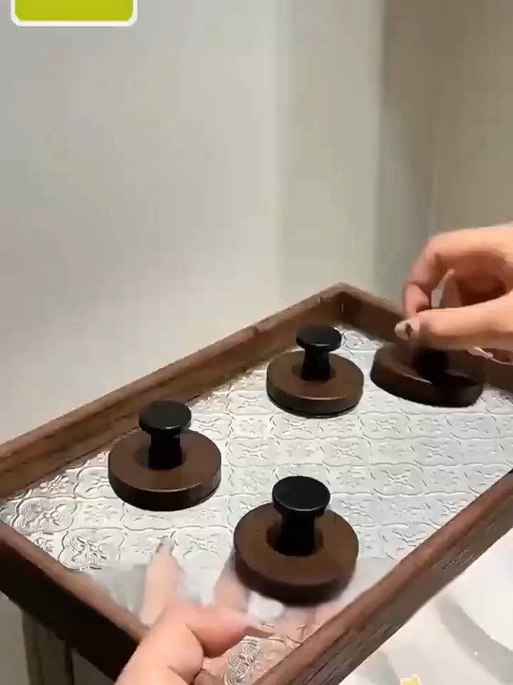 Móc treo tường vân gỗ óc chó đã có mặt! Với đế hút chắc chắn, không cần khoan đục, lại còn dễ dàng gắn lên tường, chúng vừa đẹp mắt vừa tiện dụng. Mua ngay với giá ưu đãi 50% và dễ dàng cất giữ đồ đạc cho ngôi nhà gọn gàng hơn!