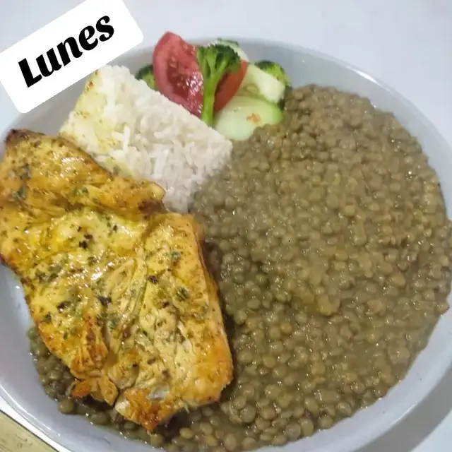 Acá te dejo algunas ideas de almuerzos para tu semana. Son platos peruanos, preparados en T&T . . Lunes: Pechuga con lentejitas 😋 Martes: Ensalada Rusa con pollada 👌🏻 Miércoles:  Arroz a la Jardinera con chuleta 😋 Jueves: Puré de espinaca con asado o bistec 👌🏻 Viernes: Pollo al huacatay con papa 😋 Sábado: Mondonguito Italiano 👌🏻 Domingo: Arroz con pollo más crema  . #comidadetyt #comidaperuanalamejor🇵🇪🤤🤩 #comidadecasa #restaurantetyt5  creatorsearchinsights 