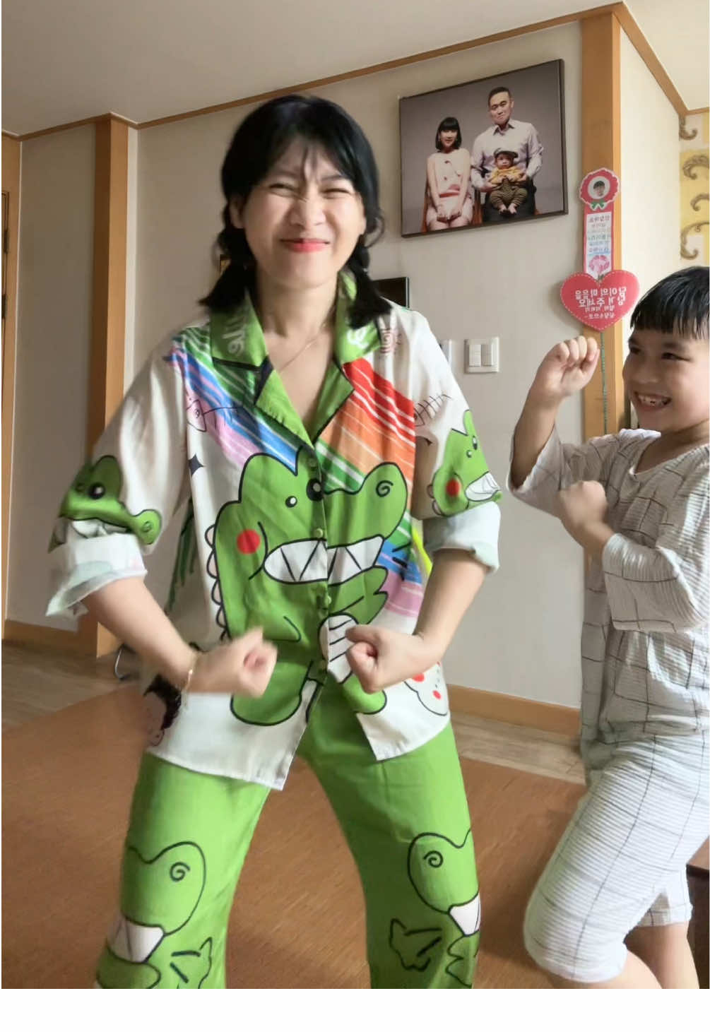 Mẹ con tương tàn 😂@Mẹ Ý và Cà Phê✅ @Cà Phê ♊️ 