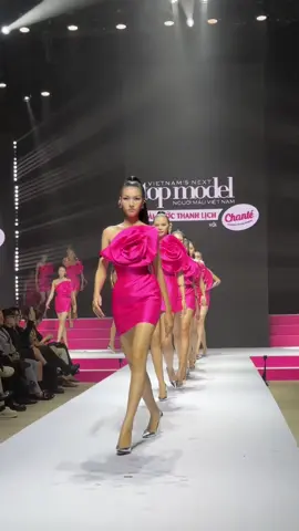 Top 15 thí sinh sải bước thanh lịch tại buổi công bố chương trình Vietnam Next's Top Model 2025 💖 _____________ Đón xem tập 1 sẽ lên sóng vào 20h00 ngày 03/08/2025 trên kênh Truyền hình Quốc gia VTV9 và 21h00 cùng ngày trên kênh YouTube MultiTV Official. #MultiMediaJSC #VietnamNextTopModel2025  #chanté #chante #saibuocthanhlich #nuocgiatxa8trong1