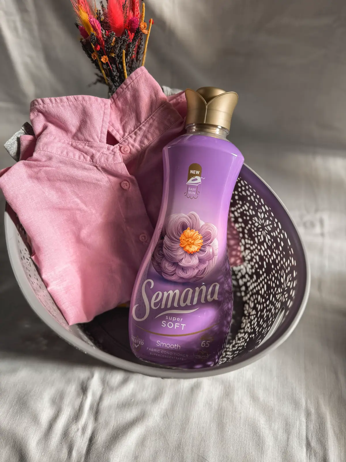 Ador ca hainele noastre să fie moi, netede și îmbrățișate de un miros delicat!🩷      Noua gamă de balsam Semana Super Soft aduce multă ușurință în rutina mea.  Noua formulă inovatoare Easy Iron facilitează netezirea cutelor și menține integritatea țesăturilor, chiar și în cazul hainelor mai vechi!🩵      🩷Semana Super Soft Smooth oferă hainelor un parfum dulce-floral cu note citrice, pară și bujor, care oferă o senzație grijulie și blândă.       🩵Semana Super Soft Protect oferă hainelor un parfum calmant și protector. Combinația elegantă de fougere, citrice și mosc sunt notele de bază a acestui balsam.       Știai de noua gamă de balsam de rufe de la Semana?✨ . . P R| @BUZZStore & @Semana , mulțumesc frumos!✨ . . . #BUZZ_SemanaSuperSoft #SemanaSuperSoft #SemanaRomania #EasyIron #viralvideos 