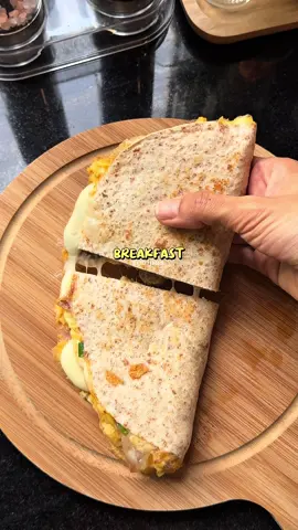 #breakfast  ingredients; -Tortilla -2 eggs -mushrooms -mozzarella cheese -chopped green onions -Parma ham #tortilla #wrap #แป้งตอติญ่า #breakfast 