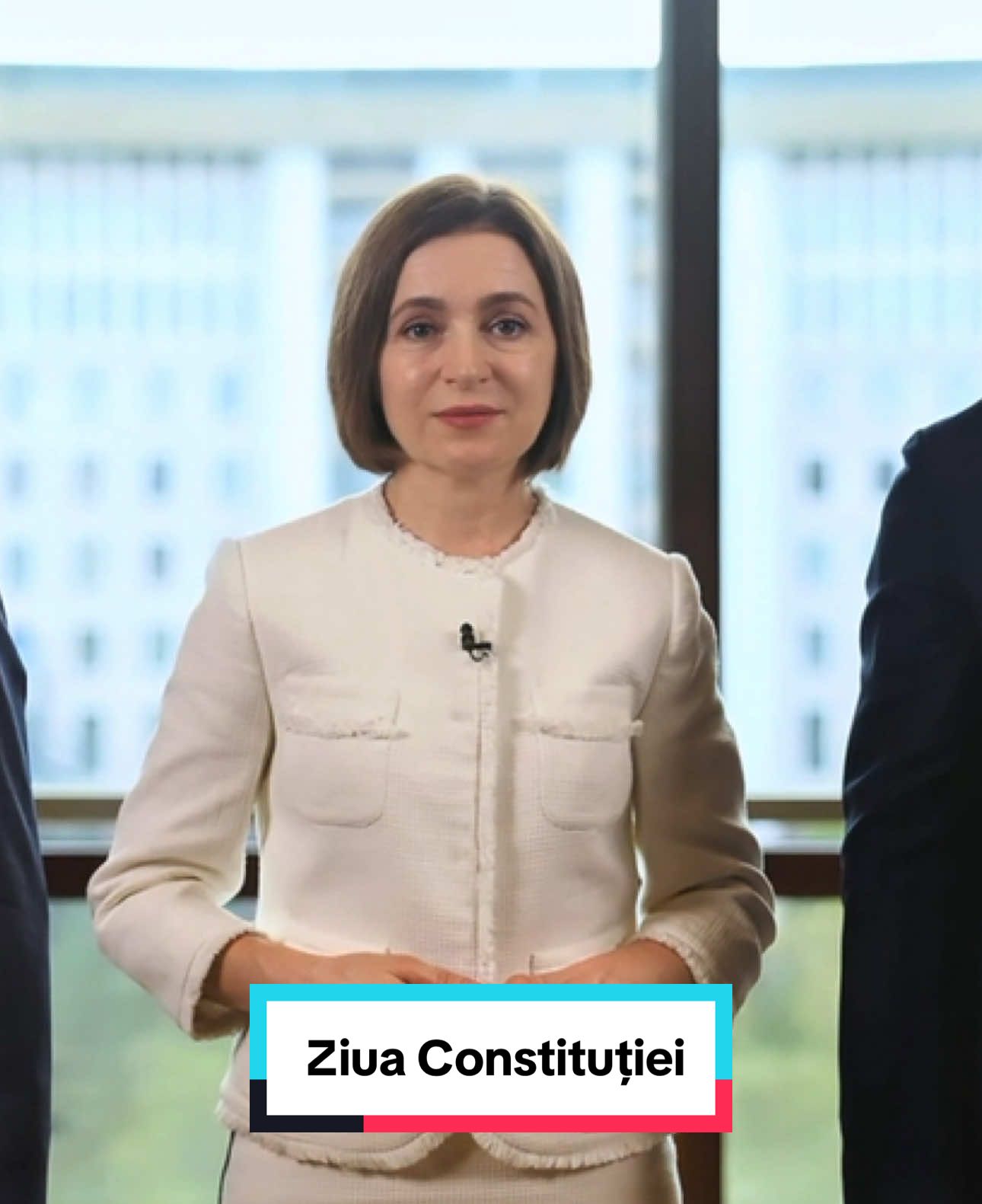 Astăzi marcăm Ziua Constituției – legea care stă la temelia țării noastre și ne garantează libertatea și demnitatea, unindu-ne prin valorile care ne definesc: independența, suveranitatea și aspirația comună de a trăi în pace, acasă. Constituția ne reamintește că soarta Moldovei nu se decide de alții, ci de noi, cetățenii ei. Iar asta înseamnă că vocea fiecăruia contează.  Să fim uniți, să ne apărăm libertatea și democrația și să construim împreună o Moldovă prosperă, puternică și suverană. @Igor Grosu @Dorin Recean 