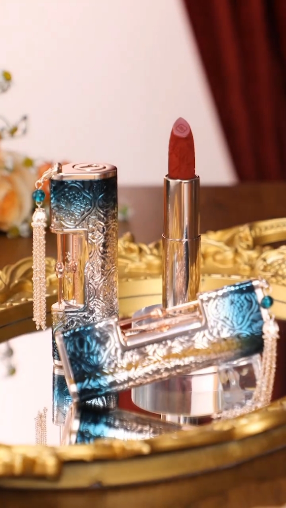 Lấy cảm hứng từ 5.000 năm truyền thống văn hóa Trung Quốc, Love Locks kết hợp tinh hoa nghệ thuật và tình yêu trong một thiết kế tinh tế, nhỏ gọn và dễ mang theo.Được bổ sung chiết xuất thảo mộc, mang lại đôi môi sống động và cảm giác tự nhiên.#FlorasisHoaTâyTử #Florasis #hoatâytử 