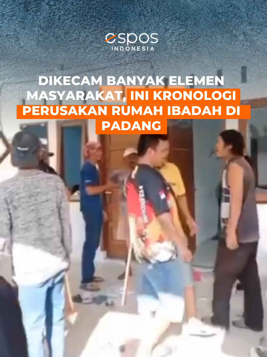 Dikecam Banyak Elemen Masyarakat, Ini Kronologi Perusakan Rumah Ibadah di Padang Sejumlah warga membubarkan ibadah jemaat Gereja Kristen Setia Indonesia (GKSI) Anugerah Padang dan merusak rumah doa di Kelurahan Padang Sarai, Kecamatan Koto Tangah, Padang, Minggu (27/7/2025) sore. Kronologi kejadian bermula saat massa mendatangi lokasi rumah doa dan memaksa jemaat keluar. Dalam video yang viral, terlihat beberapa pria membawa kayu, berteriak, dan mengancam jemaat. Kaca jendela dipecahkan, pagar dibongkar, serta kursi dan fasilitas lain dirusak. Anak-anak terlihat panik dan menangis ketakutan. Setelah jemaat keluar, massa makin brutal dan terus merusak rumah doa sebelum akhirnya meninggalkan lokasi. Aksi ini menuai kecaman dari berbagai pihak. Sementara, Lembaga Bantuan Hukum (LBH) Padang meminta kepolisian setempat menindak tegas semua pelaku. #tiktok #news #viralnews #newsupdate #newsattiktok #tiktokviral #videoviral #videoviralitiktok #trendingsong #perusakanrumahibadahdipadang #perusakanrumahibadah #rumahibadahdipadang #viralpadang