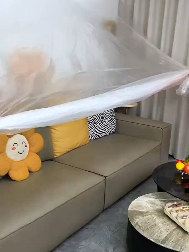 经常出门不在家的，一定要入手这个防尘膜，把家里的家具包起来很干净。我买的是带胶条的，不仅可以遮挡灰尘，而且撕下来也不留痕迹，真的是方便又实用。#装修防尘盖布 #耐脏易打理 #防尘膜罩 #抖音小助手dou上热门 #巨量千川