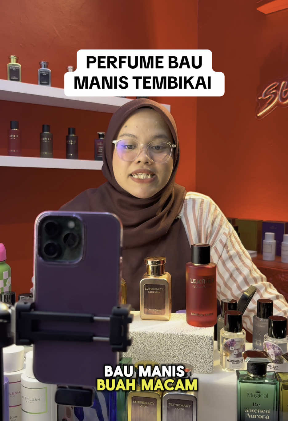 BAU TEMBIKAI YANG BUAT ORANG TOLAK TEPI! 🍉 SB Rosso – manis, juicy & segar gila! Wangian fruity yang confirm buat kepala orang pusing! 😍 #fyp #sugarbomb #perfume #trending #masukberanda #perfumeperempuan #sbrosso