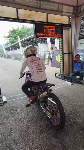 P1🏅 FASTEST TIME DB06- FFA CAMPURAN (OPEN)  DRAG BIKE PUTARAN 4 SINGKAWANG Time : 6.524 Rider : @jhendrapeking  ⚓JangkarMiringRacingTeam⚓ @jangkar190590 @_tuanmuda114   #dragbike  #fyp  #dragbike201m  #singkawang  #ffa  #ninja150  #dragrace 