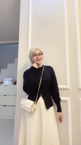 Model Cardigannya cakeep ada zipper di bagian bahannya jadi keliatan elegant🤩🫶🏻 #foryo #cardiganzipper #cardiganrajut #cardiganoutfit #outfitideas #outfitinspo #fyp 