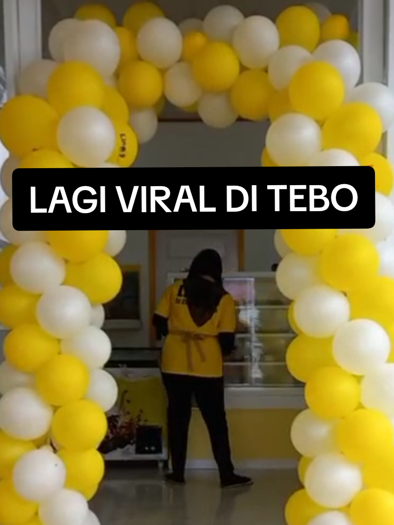Lino's Ice Cream & Cake –  Lokasi: Jalur 2 menuju Stadion Sri Maharaja Batu. 🍨 Gelato super creamy  🥤 Milkshake segar & kekinian  🍧 Es Teler Premium yang JUARA!  🍩 Donat & roti fresh setiap hari  🍗 Makanan berat juga ada: Fried Chicken, Chicken Katsu, Chicken Steak, sampai Ayam Geprek 🔥 📌 Nongkrong asik, cemilan lengkap, makan berat juga mantap! 📢 Yuk buruan cobain sekarang sebelum rame makin parah!  📍 Cuma di Lino's Ice Cream & Cake, Tebo! #LinosTebo #KulinerTebo #GelatoTebo #MakananEnakTebo #JajananTebo #EsTelerPremium #AyamGeprekTebo #ViralTebo 