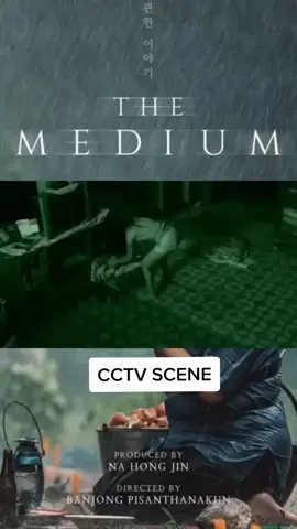 The Medium — Horor yang Mengakar dari Tradisi Nyata Bukan sekadar fiksi menegangkan, film The Medium adalah cerminan dari kepercayaan mendalam masyarakat pedalaman Thailand terhadap roh, kutukan, dan pewarisan spiritual. Diangkat dengan gaya dokumenter, film ini menelusuri kehidupan seorang dukun wanita bernama Nim, medium bagi dewi lokal bernama Ba Yan. Namun, saat keponakannya mulai kerasukan, tersingkaplah teror yang jauh lebih kelam dari sekadar ritual pewarisan. Film ini terinspirasi dari berbagai kisah nyata dan tradisi animisme yang masih hidup hingga kini di kawasan Isan, Thailand. Dari kerasukan massal hingga pengusiran roh dengan ritual kuno, semua digambarkan dengan realisme yang menyeramkan. The Medium bukan hanya menakutkan secara visual, tetapi juga menggugah rasa takut terdalam yang lahir dari warisan budaya dan spiritual yang telah diwariskan turun-temurun. Sebuah kisah horor yang tidak hanya menyeramkan, tapi juga membuka mata—bahwa terkadang kengerian paling nyata datang dari kepercayaan yang tak kasat mata.