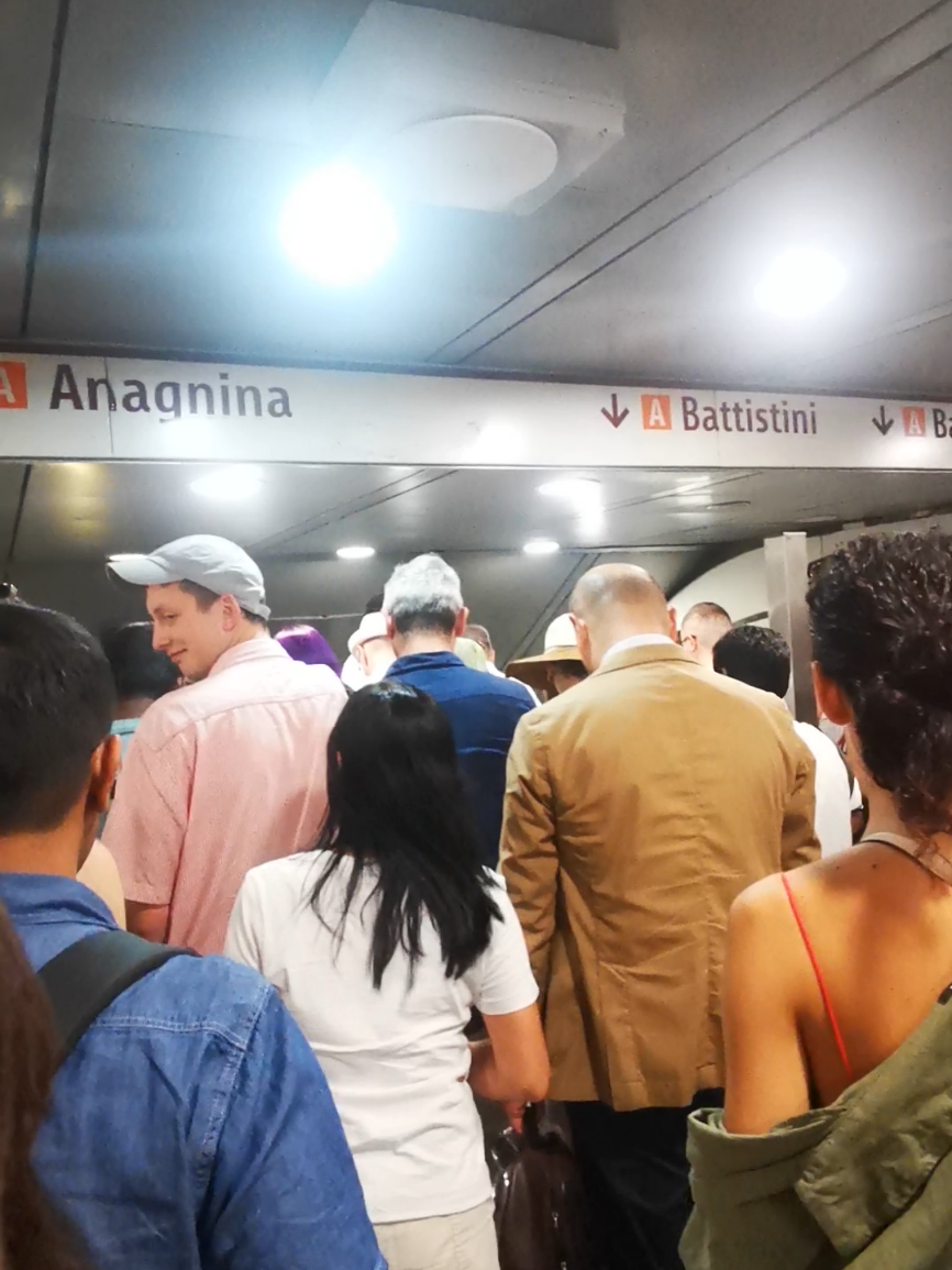 Giubileo giovani 29 Luglio 2025: la metro di Roma paralizzata dall'arrivo dei tanti pellegrini #giubileo  #metro #atac #roma #pellegrini 