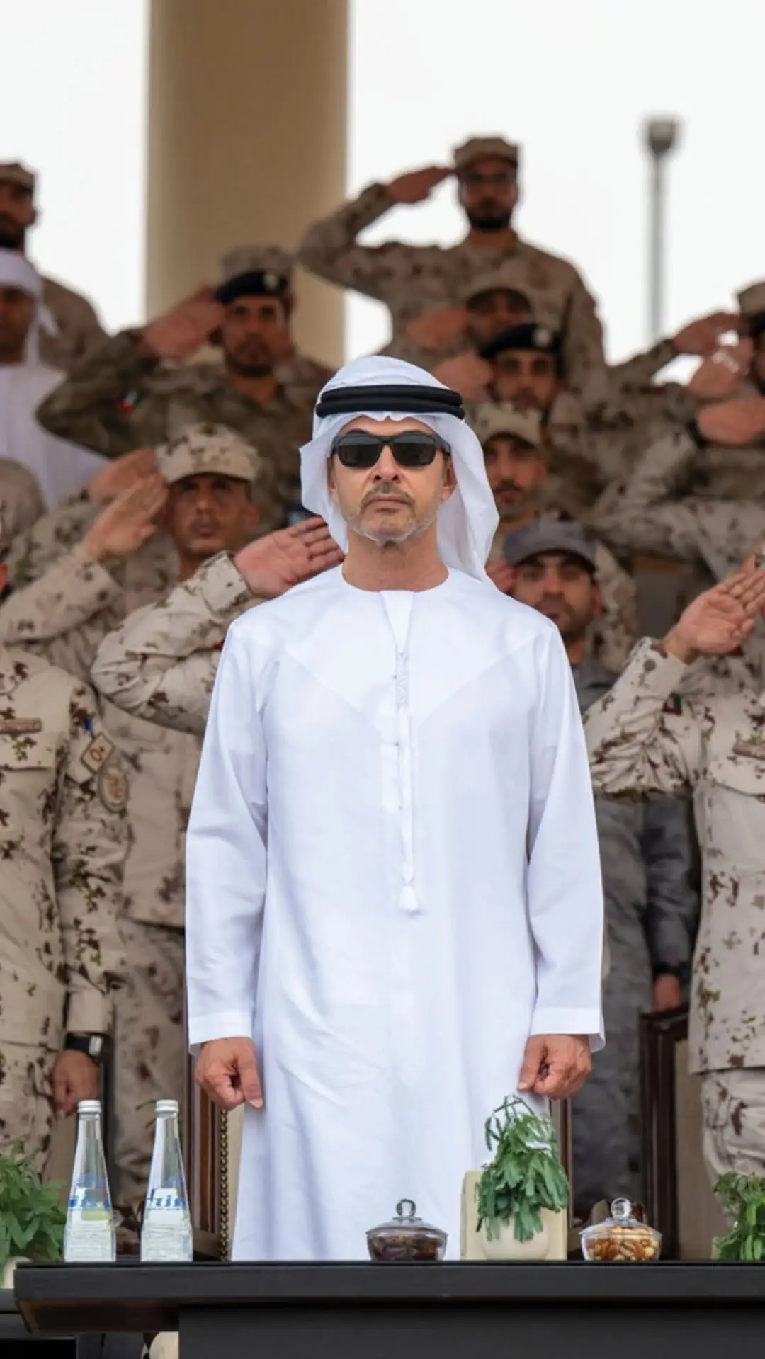 هزاع بن زايد يشهد عروضاً تخصصية قدّمها مجندو الدفعة الـ 22 من برنامج الخدمة الوطنية في معسكر سيح اللحمة في منطقة العين شهد سمو الشيخ هزاع بن زايد آل نهيان، ممثل الحاكم في منطقة العين، عدداً من العروض التخصصية، التي قدّمها مجندو الدفعة الـ 22 من برنامج الخدمة الوطنية (2024-2025)، خلال حفل أُقيم في مركز تدريب سيح اللحمة بمنطقة العين، بحضور معالي الفريق الركن إبراهيم ناصر محمد العلوي، وكيل وزارة الدفاع، وعدد من كبار ضباط وزارة الدفاع، وجمع من أهالي وذوي المجندين. وهنّأ سموّه المجندين على ما أنجزوه خلال دورة الخدمة الوطنية وبرامجها التدريبية النظرية والعملية، متمنياً لهم دوام التوفيق والسداد في خدمة الوطن والحفاظ على مصالحه ومكتسباته، وتحقيق رؤية صاحب السمو الشيخ محمد بن زايد آل نهيان، رئيس الدولة 