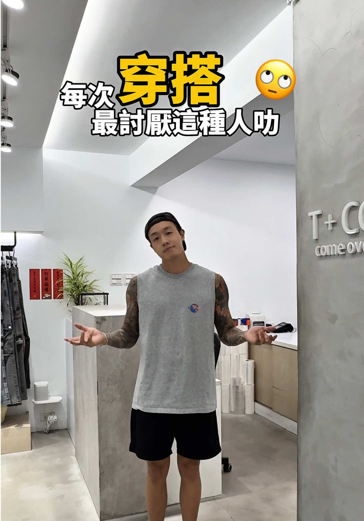 SMR STARS BOXY TEE SAN ANTONIO STARS 寬版短TEE 經典美式復古風格注入現代街頭元素 以「SAN ANTONIO STARS」復刻LOGO為視覺主軸 呈現90年代復古風格 落肩剪裁與短版寬鬆版型 穿出俐落輪廓 	•	厚磅純棉面料，手感紮實 	•	寬鬆剪裁，短版修身比例 	•	經典黑、深藍、灰三色可選 	•	男女皆可穿的中性設計 #houzimade #OOTD #cleanfit  #oversize #短版 #穿搭 #穿搭日常 #25ss #夏季新品 #短寬 #boxy #outfits 