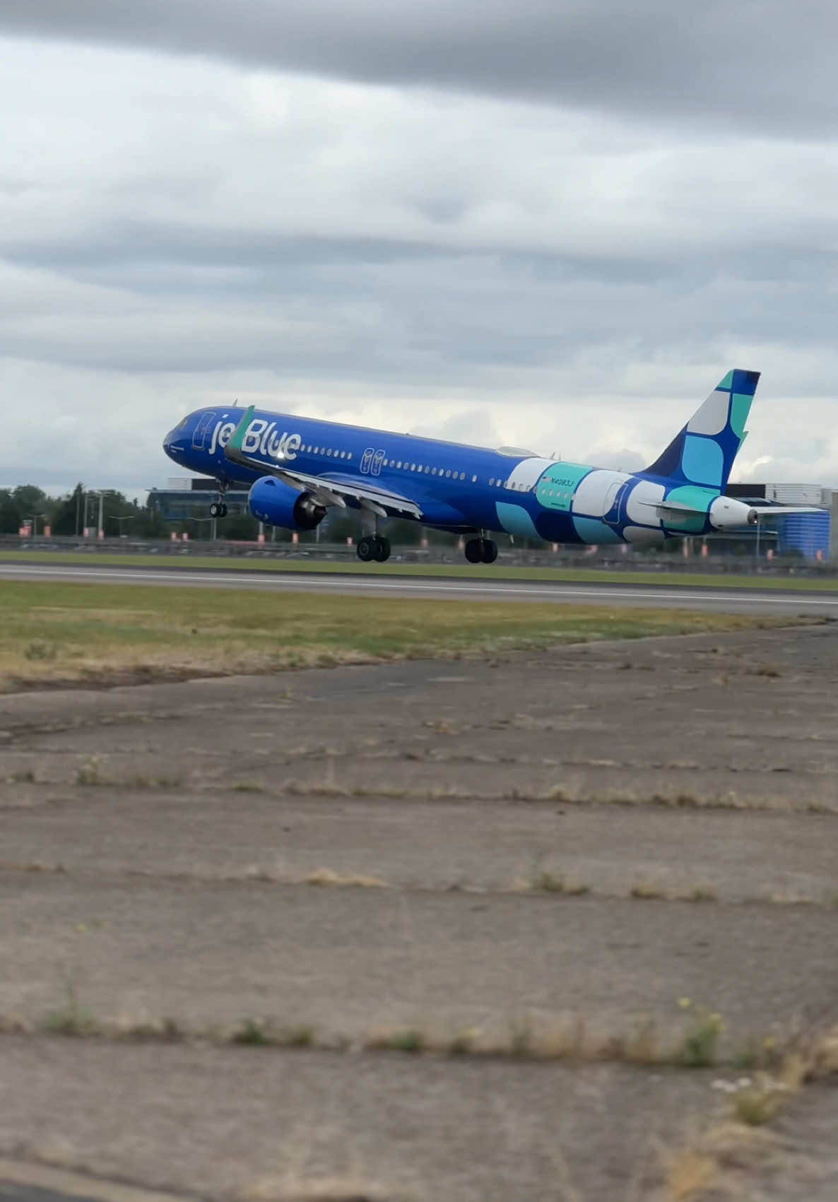 JetBlue 🚀 #aviation #avgeek #pilot #airbus #planespotting #takeoff #airport #ramplife #a321neo #crew #jetblue 