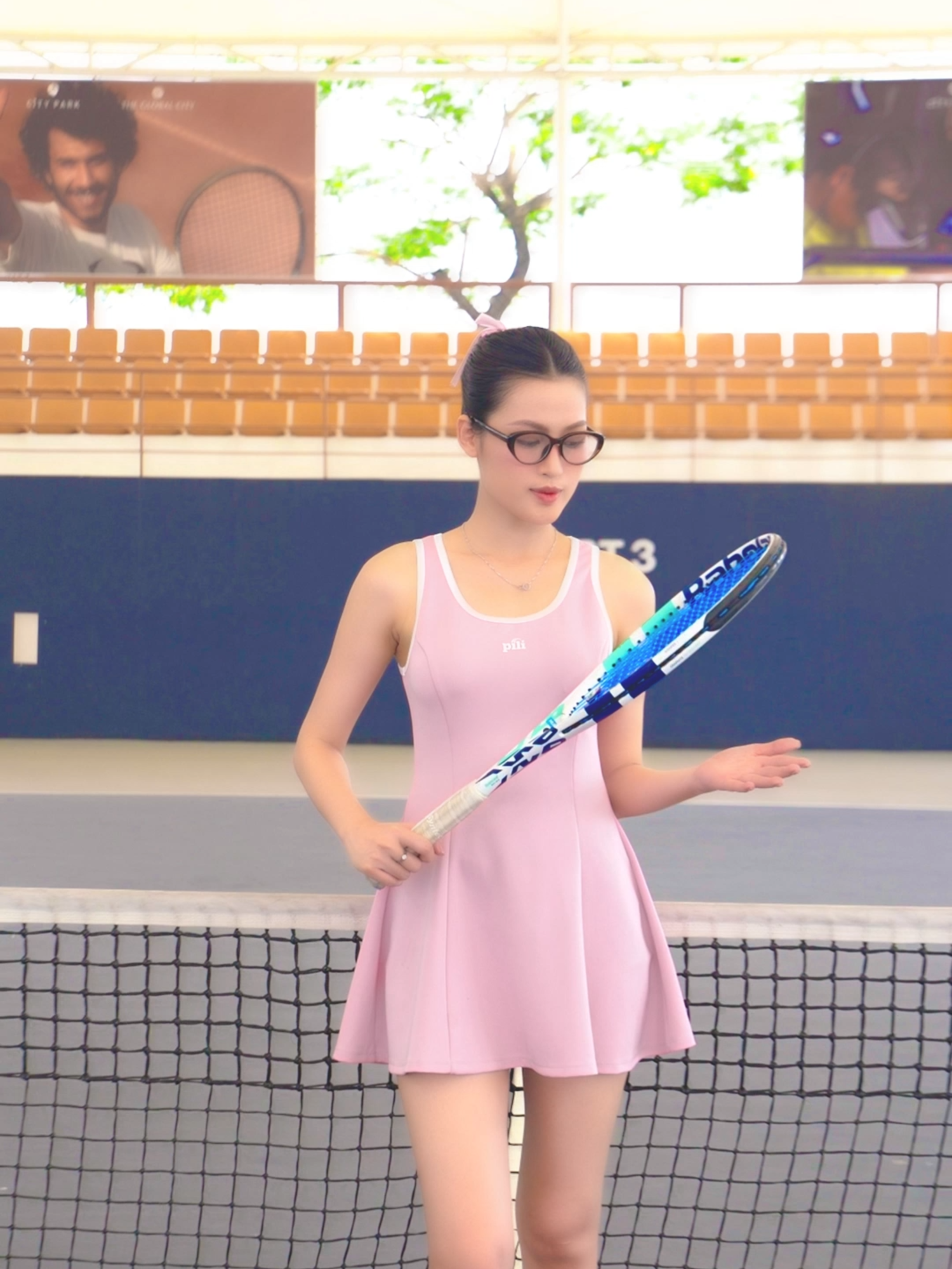 🎾✨ Mặc váy xòe chơi tennis, tưởng “bánh bèo” ai ngờ đánh không trượt phát nào 😆 Vừa nữ tính, vừa năng động, lại mix màu siêu yêu – mặc đi đánh bóng hay đi cà phê đều xinh hết nấc! Ai bảo chơi thể thao thì không được điệu? Váy nói: 