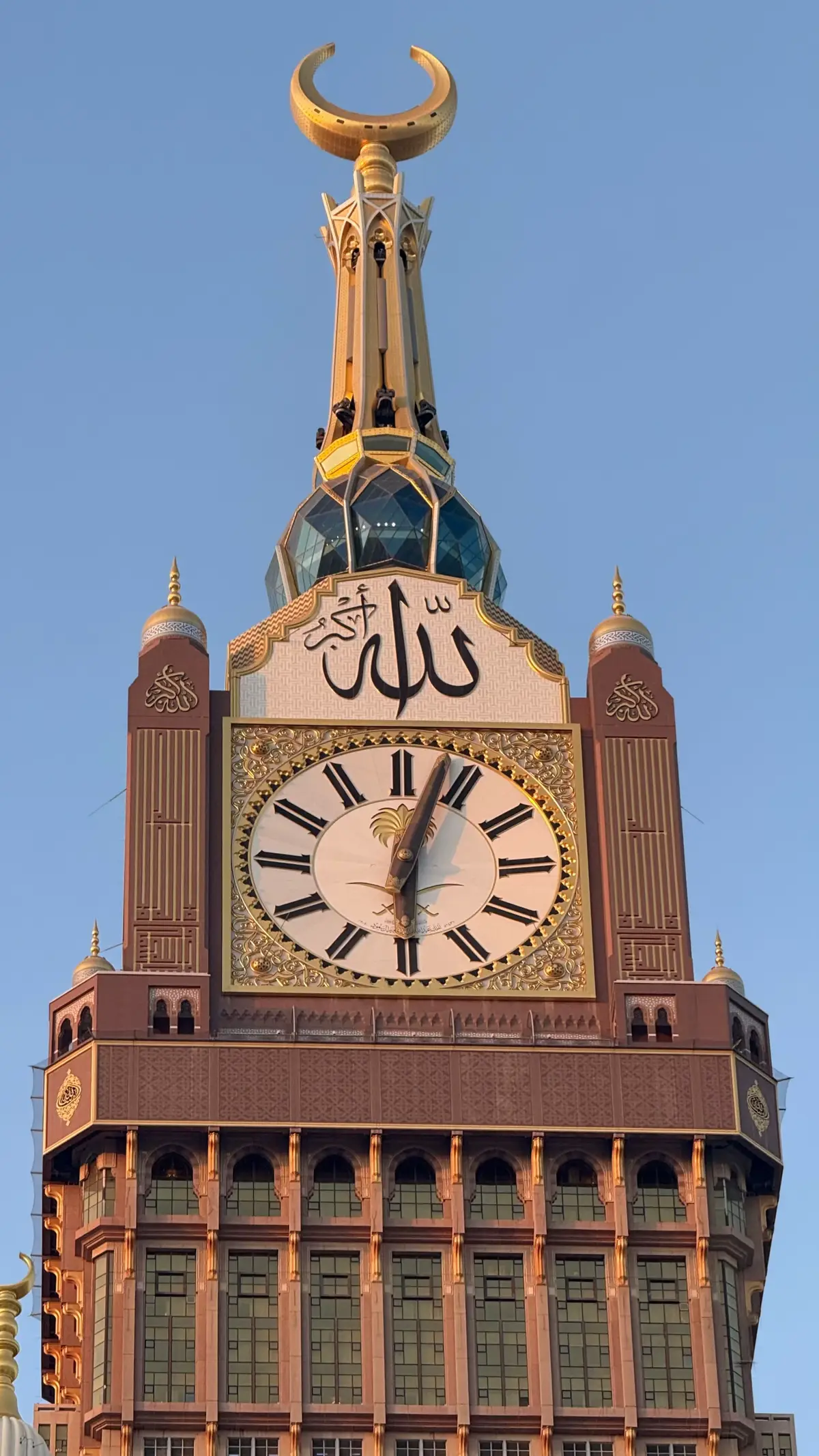 Subuh di Masjidil Haram… Bukan cuma menyejukkan udara pagi, tapi juga menenangkan jiwa yang lelah. Hati ini bahagia, seolah semua beban luruh dalam sujud. MasyaAllah… nikmat yang tak bisa digambarkan dengan kata-kata. 🕋✨ #subuhdimasjidilharam #hatitenang #kaabah #makkah #berkahsubuh #jiwatenang #spiritualjourney #damai 