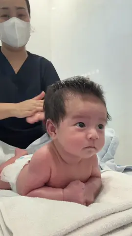 Sáng nào cũng đều đặn tập thể dục nâng cao sức khoẻ 🤣 Rắn 20 ngày đã như này, Rắn mấy bà như nàoooo 😘 #MINHANHDICHVUCHAMSOCMEVABE #besosinh #Tambetainha #chamsoctresosinh #xh #tummytime 