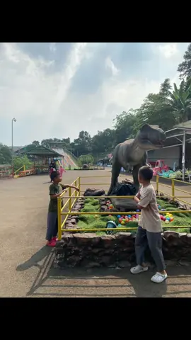 #Fantasyland #rainbowslide #dinosaurus🦖🦕🦖 #happyfamily❤️ #depokfantasyland #seru #liburan #liburanseru 
