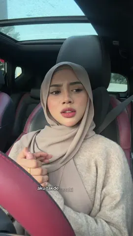 Bukan tak ada rezeki. Cuma Allah alihkannya ke bentuk yang lebih baik. Rezeki bukan hanya wang tapi juga masa, kasih sayang, dan peluang. Jangan kecewa. Mungkin Allah sedang hantarnya dari jalan lain. 💌