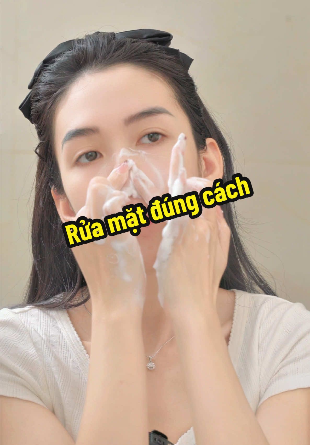 Ai mà chăm mãi mà da không đẹp thì có thể nguyên nhân từ bước rửa mặt nha. Cách này Chi học từ 1 beauty Blogger người Hàn Chi đã làm theo có hiệu quả nên share lại cho mọi người nè ! #chimely #ruamatdungcach #cleasing #beauty #skincaretips 