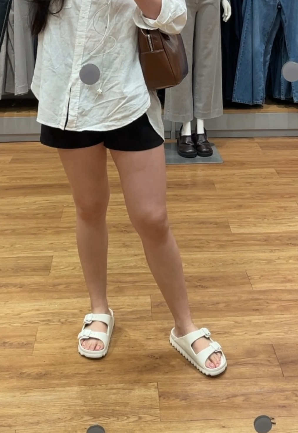Definitely one of the softest and most lightweight slippers from Pose 🙌🏻 #poseslippers #posesandals #sliponslippers #sliponsandals #slippersforwomen #slippersformen 