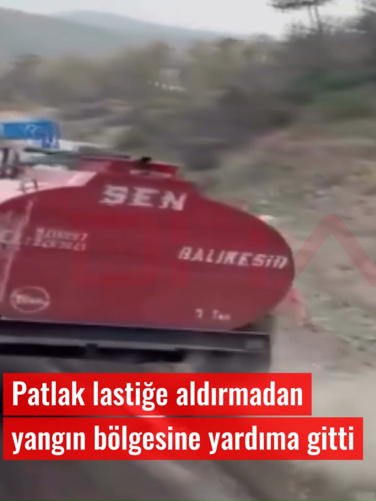 Patlak lastikle yangın bölgesine yardıma giden çiftçi, DHA'ya konuştu #Bursa'da bölge halkı ve çiftçilerin de söndürme çalışmalarına destek verdiği Harmancık orman yangınına arkasına su tankeri bağlı traktörü ile giden çiftçi Ramazan Doğru (64), sağ arka lastiğinin patlamasına rağmen bölgeye ulaştı. O anlar, başka bir sürücünün cep telefonu kamerasına yansırken, Keles ilçesi Başak Mahallesi'nden yangın bölgesine giden Ramazan Doğru, DHA mikrofonuna çaresiz kaldığı o anları anlattı. Yiğithan HÜYÜK - Hüseyin SEZGİN / KELES (Bursa), (DHA) #DHA #Haber #Yangın #Orman #Lastik #Bursa
