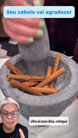 Cabelo brilhoso e cheio de vida com uma mistura natural poderosa! No vídeo, você aprende como preparar um tônico caseiro de canela e abacate para deixar os fios lindos e saudáveis. Simples, barato e com resultados de salão em casa! Ingredientes: Canela em pau 1 abacate maduro Modo de preparo: 1 Bata a canela até que vire um pó fino. 2 Misture com o abacate e bata bem até formar um creme homogêneo. 3 Leve ao fogo branco por 2 horas, mexendo ocasionalmente. Esprema para retirar o caldo e coe. Passe o líquido nos fios e veja o brilho aparecer! Dica extra: Para potencializar o efeito, envolva os cabelos em uma touca térmica por 20 minutos antes de enxaguar! Já pensou em usar abacate e canela no cabelo? Créditos: @beheshte.beauty A request to the owners: If you do not want your content to be remixed and published on our page, please contact us via DM, and we will resolve or delete it immediately. Thank you #cuidadoscomocabelo #tratamentonatural #dicasdebeleza #cabelobrilhante #mascaracaseira #vidapráticacriativa #fyp #fy