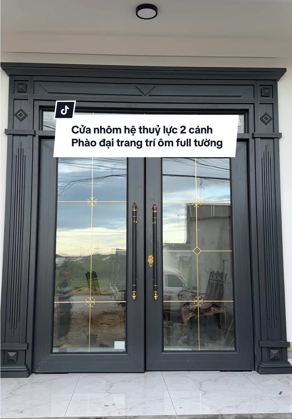 Cửa thuỷ lực 2 cánh kết hợp phào đại màu ghi Titan #cuanhomdep #nhômkính #cuathuyluc #cuanghean 