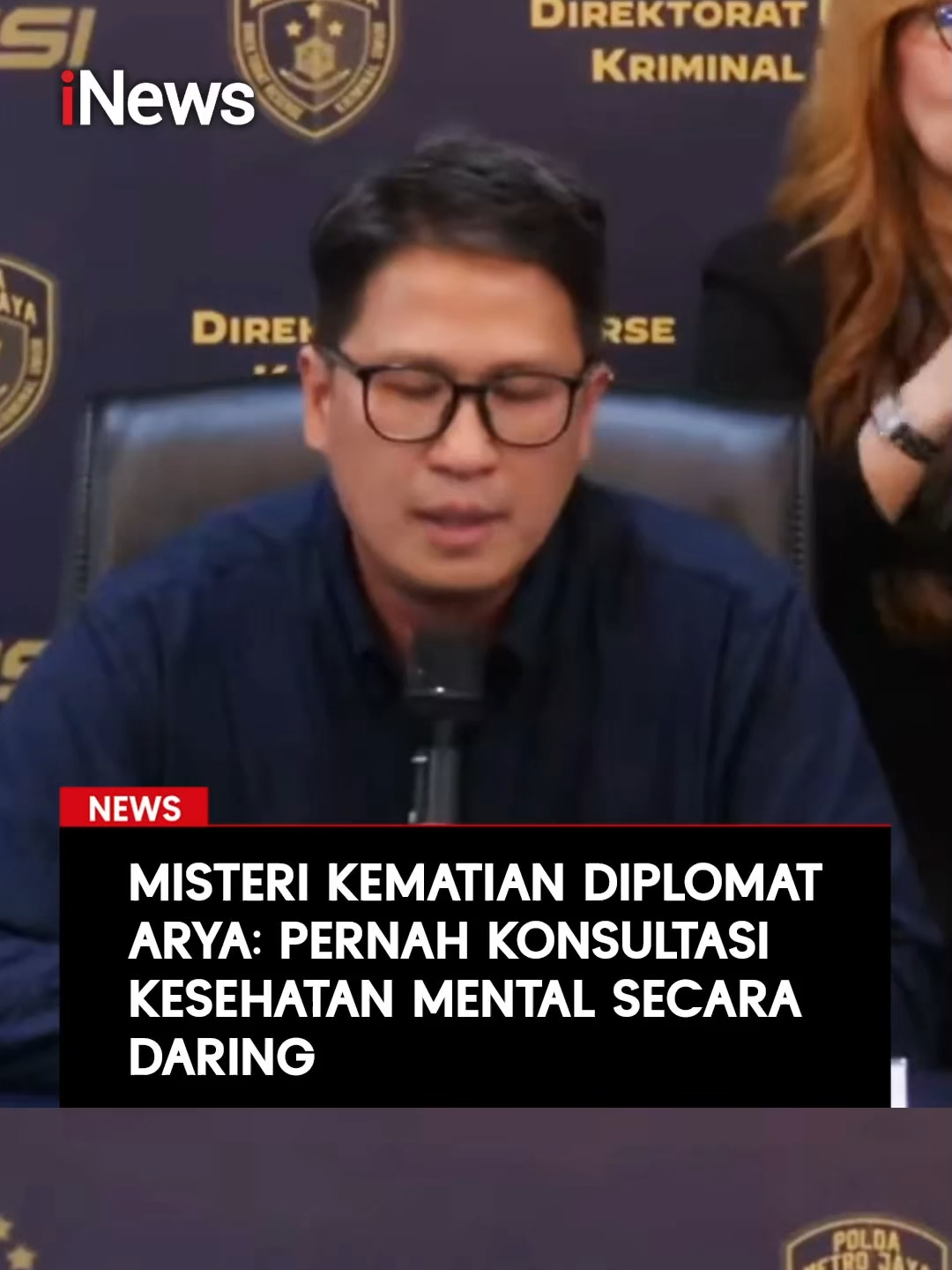 Penyelidikan atas kematian diplomat muda Kementerian Luar Negeri, Arya Daru Pangayunan, kini memasuki babak baru. Berdasarkan informasi terbaru dari penyidik, Arya diketahui sempat mengakses layanan konsultasi kesehatan mental secara daring. Platform tersebut tercatat sebagai layanan profesional yang menyediakan sesi privat bersama psikolog berlisensi. Penelusuran digital forensik menunjukkan Arya mulai mengakses layanan tersebut sejak awal 2025. Ia beberapa kali melakukan sesi konsultasi, diduga berkaitan dengan tekanan pekerjaan dan stres yang ia alami. Meski begitu, penyidik belum menyimpulkan ada kaitan langsung antara kondisi mental Arya dan keputusan mengakhiri hidup. Pihak keluarga pun menyebut Arya sempat berada dalam tekanan berat sebelum kematiannya. Polisi kini meminta publik untuk tidak berspekulasi dan menghormati privasi keluarga korban. #KesehatanMental #AryaDaru #DiplomatRI