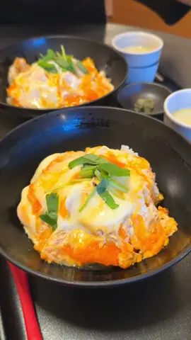 幻の親子丼が絶品！ 店名：げんかい食堂 最寄り駅：新宿駅（東京都） 東京で初めて水炊きを提供したと言われる老舗「玄海」の味を受け継ぐ親子丼専門店！ 炭火で香ばしく焼き上げた伊達鶏と希少な“まぼろしの卵”を使用。水炊きスープをベースにした出汁がしっかり火を通した卵と後がけのとろっとした卵と絡み合い、奥深い味わいを生み出します！ 見た目も美しく鶏の旨みを堪能できる一杯です。 7/30〜8/5まで新宿高島屋の地下1F「cafeむにぺこ」むにぐるめとはらぺこグルメ日記のコラボcafeで期間限定で食べられます！ 老舗の味を気軽に楽しめる貴重な機会にぜひ！ 他にも抹茶ドリンクが人気な抹茶専門店「八十八渋谷」も出店されます！ 住所：東京都渋谷区千駄ヶ谷5-24-2（新宿高島屋 地下1F） 最寄り駅：新宿駅から徒歩1分 営業時間：10時30分から19時 #東京グルメ #新宿グルメ #matcha #japanesefood The Hidden Oyakodon Spot in Tokyo You Shouldn’t Miss A legendary oyakodon you need to try. Genkai Shokudo, a specialty oyakodon spot near Shinjuku, carries on the tradition of Tokyo’s first mizutaki restaurant. Grilled jidori chicken and ultra-rare “phantom eggs” meet in a rich broth made from mizutaki soup. The result? A stunning bowl of comfort. From July 30 to August 5, catch them at the Cafe Munipeko pop-up in Shinjuku Takashimaya B1F. Matcha lovers, “Hachijuuhachi” from Shibuya is also popping up!