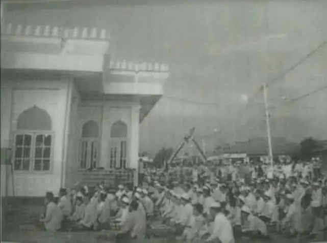Musala Ar-Raudhah, ternyata, pertama kali dibangun oleh Guru Sekumpul. Tempat ibadah ini didirikan di tanah yang diwakafkan sang ulama, bahkan pendanaannya pun berasal dari uang Guru Sekumpul sendiri. Usut punya usut, Musala Ar-Raudhah rampung pada akhir 1980-an. Sebelum tempat ibadah itu eksis, wilayah di sekitarnya berupa hutan belantara. Lahan bertanah merah ini sangat lengang, hanya ada satu sampai dua rumah yang berdiri. Pengajian dan berbagai acara keagamaan lainnya, semula, digelar di Musala Darul Aman yang bertempat di Kelurahan Keraton. Barulah pada awal 1989, aktivitas tersebut pindah lokasi, yang sekaligus menandai era baru dunia syiar Islam di Martapura. Tentu saja, bangunan Musala Ar-Raudhah kala itu tak semegah sekarang. Sejumlah renovasi baru rampung pada Agustus 2004, di mana menjadi rumah megah bergaya Spanyol dengan aksen Mediterania. Bangunan seluas 1.200 meter persegi itu dilengkapi dengan bermacam hiasan kaligrafi nan indah. Ornamen tersebut berupa ayat-ayat Al-Quran berukuran besar di ruang utama, serta dikelilingi serambi tempat belajar ilmu agama. Jadi Tempat Peristirahatan Terakhir sang Ulama Ketika sang ulama mengembuskan napas terakhir, dirinya dikebumikan di dekat musala yang dia bangun sendiri. Lebih tepatnya, dimakamkan dalam bangunan kubah yang disebut Kubah Sekumpul. Di dalam kubah tersebut, tak cuma ada makam Guru Sekumpul. Melainkan, sekaligus juga menjadi tempat peristirahatan terakhir bagi Guru Semman Mulia, paman-guru beliau; Guru Salman Jalil, guru beliau; dan sang Ibunda, Hj Masliah binti H. Mulia. Ruangan kubah berukuran kurang lebih 25 meter persegi ini memiliki dua pintu masuk utama. Keduanya sengaja dipisahkan untuk peziarah laki-laki dan wanita. . . . #story #abahgurusekumpul #waliyullah #hikmahkehidupan #foryou 