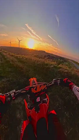 Sunset ☀️>>> #ktm #motocross #125 #pourtoi #sunset 
