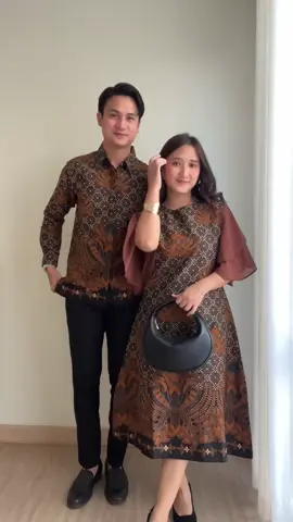 Rekomendasi batik couple buat ke undangan sama doi #couple #batik #batikcouple #outfitinspo #batikindonesia #batikmodern 