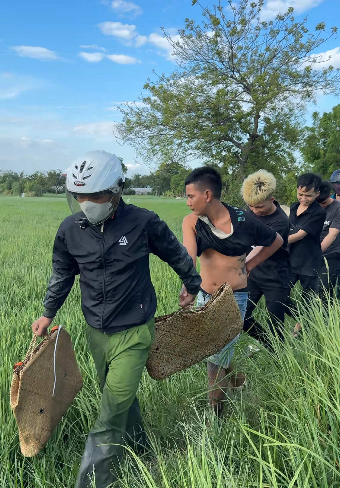 “Chỉ định quay video kỷ niệm, ai dè quay luôn bằng chứng!” 🎥 😅😂#hoangbutchi #xuhuong #fyp 