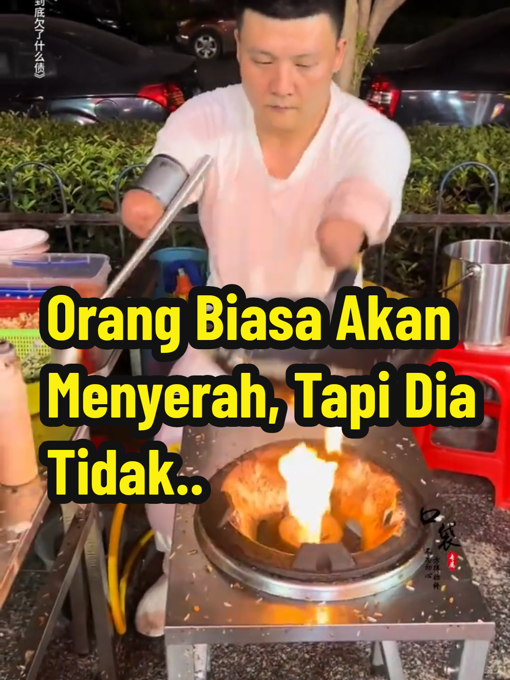 Pria luar biasa dari Hunan ini kehilangan kedua tangannya akibat kecelakaan listrik saat kecil. Namun semangatnya tak padam! Kini ia memasak dengan cekatan demi menghidupi keluarganya. Salut atas keteguhan dan kerja kerasnya! #InspirasiHidup #KokiHebat #SemangatTakTerbatas #DisabilitasBerdaya #MotivasiSejati #KisahNyata